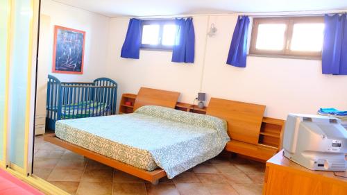 Un pat sau paturi într-o cameră la La Baia Casa vacanze-Seminterrato