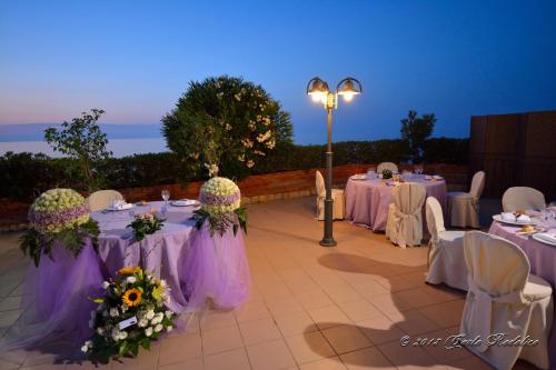 トラビーアにあるHotel Lido Vetranaの紫のテーブルと椅子が備わる結婚式用のテーブル