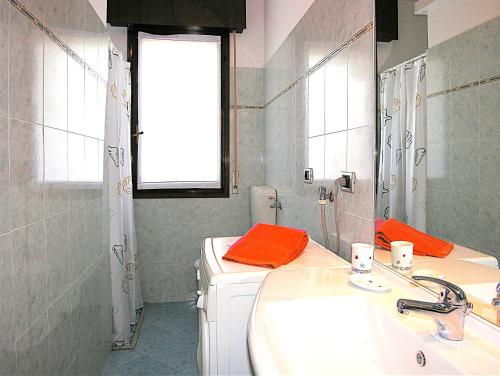 ビビオーネにあるAzalee Belmare Apartmentsのバスルーム(洗面台、鏡付)