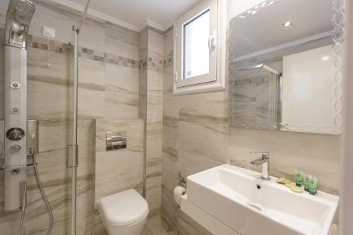 A bathroom at Hotel Apartments Panorama