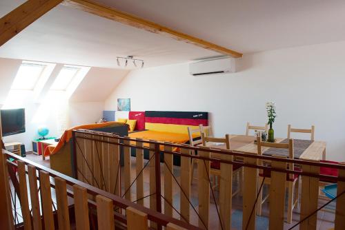 widok na salon i jadalnię w obiekcie APARTMÁN CABERNET w mieście Velké Pavlovice