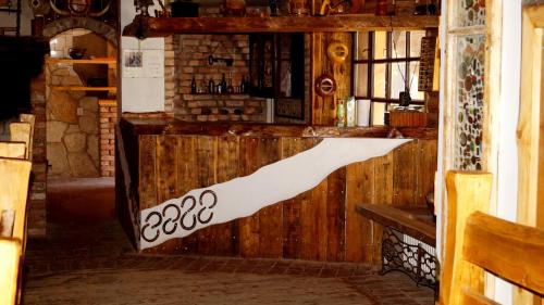 Pļaviņas的住宿－Guest house Jumiezis，酒吧墙上的标志