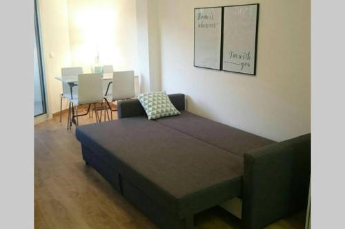 um quarto com uma cama e uma mesa com cadeiras em La Devesa de Gerona em Girona