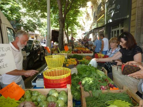 un groupe de personnes autour d'un marché de légumes dans l'établissement beau studio, à Nice