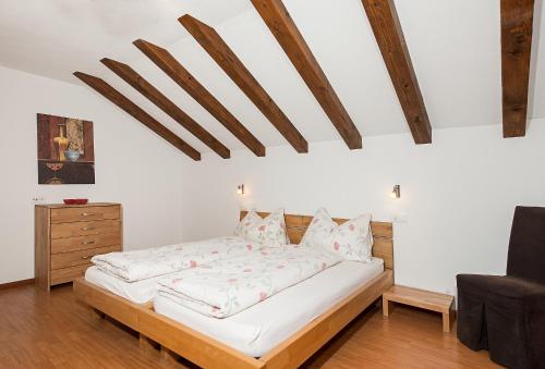 ツェルマットにあるHaus Granitの木製天井の客室の大型ベッド1台分です。