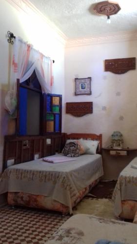 En eller flere senge i et værelse på Dar Yassir