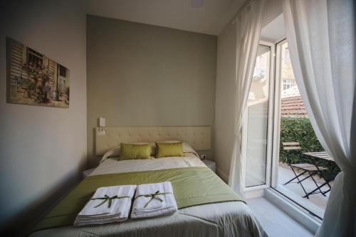 una camera con un letto e una grande finestra di Prisca B&B a Napoli
