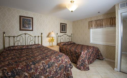 Un pat sau paturi într-o cameră la Astronaut Motel