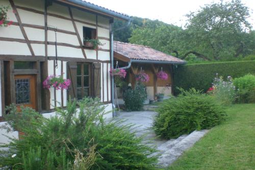 a house with flowers on the side of it at La maison du bûcheron in Futeau