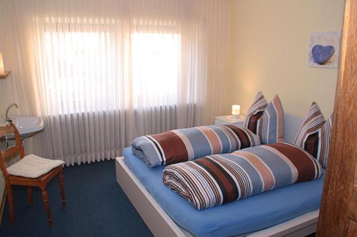 una camera da letto con un letto con cuscini sopra di Ferienwohnung Helfenstein a Idar-Oberstein