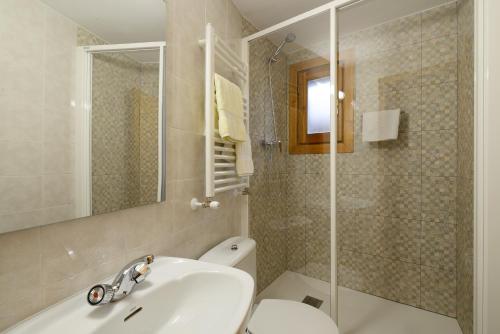 トルラにあるCasa Borruelのバスルーム(洗面台、トイレ、シャワー付)