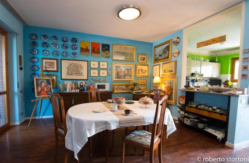 雷卡納蒂的住宿－A casa di Paola，墙上的餐桌和盘子用餐室