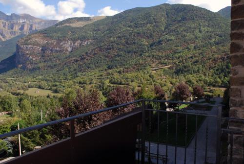 トルラにあるHabitación El Mirador Casa Cajalの山の景色を望むバルコニー