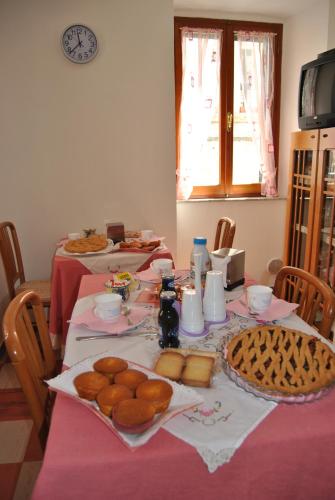 un tavolo con due tavoli con sopra del cibo di Il Ciclamino Bed and Breakfast ad Ascoli Piceno