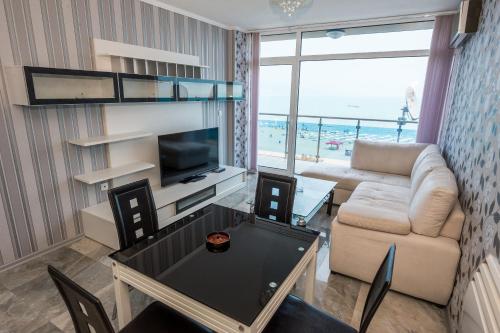 陽光海灘的住宿－Deluxe Apartments Gallery 2，客厅配有沙发和桌子