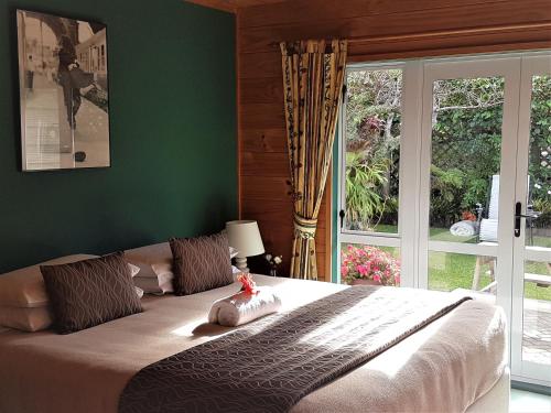 Ένα ή περισσότερα κρεβάτια σε δωμάτιο στο Tatahi Lodge Beach Resort