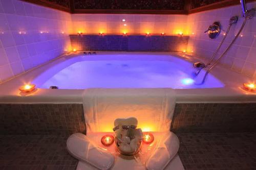 a bath tub with lights and candles in it at Nichochot Provence in Had Nes
