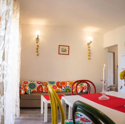 een woonkamer met een bank, een tafel en stoelen bij Apartment Dore in Krk