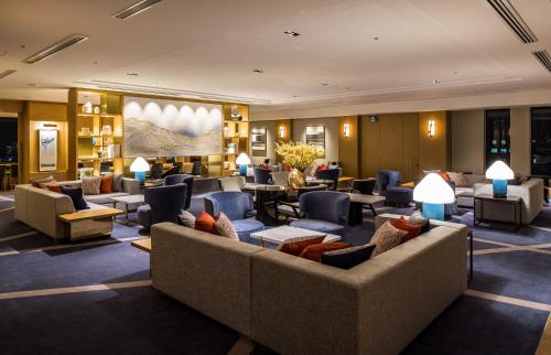 un vestíbulo de hotel con sofás, mesas y sillas en Keio Plaza Hotel Tokyo Premier Grand en Tokio