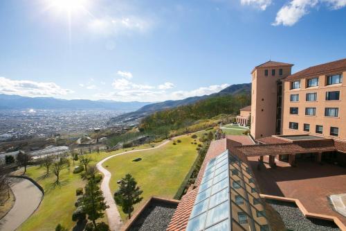 山梨市にあるFruit Park Fujiya Hotelの屋根から市街の景色を望む