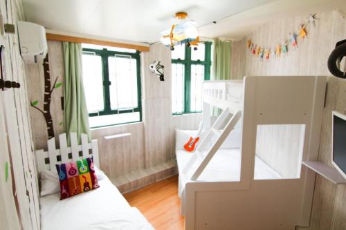 a small room with a bunk bed and a bunk bed at Cozy Inn Jordan Station in Hong Kong