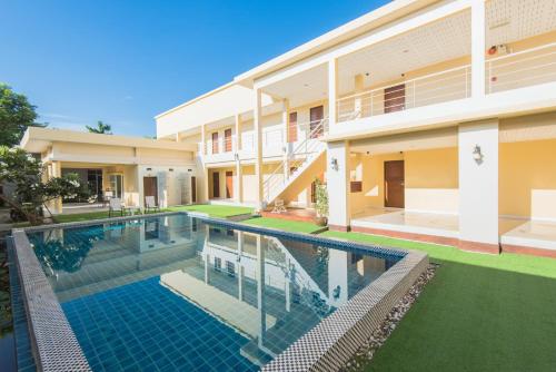 The swimming pool at or close to Baan Talay See Cream Resort