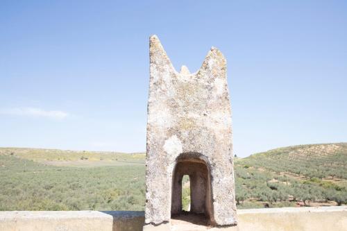 a stone tower sitting on top of a wall at Agriturismo Baglio Vecchio in Castelvetrano Selinunte