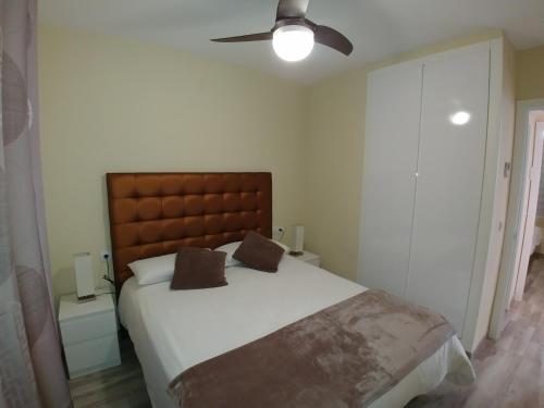 a bedroom with a large bed and a ceiling fan at Alojamientos Marel Abanicos in Peñíscola
