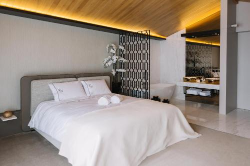 
A bed or beds in a room at Casa do Rio charm suites
