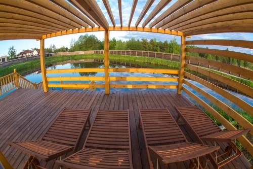 Πισίνα στο ή κοντά στο Chudodiyevo Park- Hotel