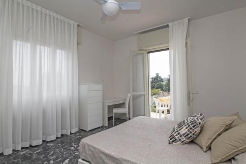 Säng eller sängar i ett rum på Appartamento San Felice vista lago