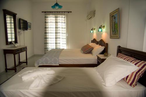 Un pat sau paturi într-o cameră la Erato Apartments