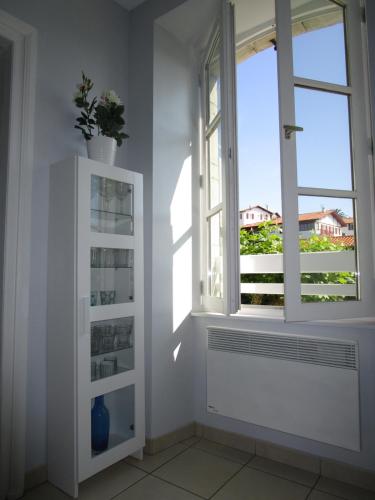 ビダールにあるAgréable T2 à Bidart, centre bourg & plages à piedの窓とラジエーター付きの白い部屋