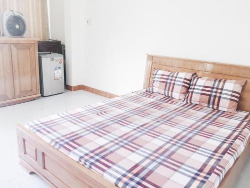 - un lit avec une couette et des oreillers en tresse dans une chambre dans l'établissement Chang Homestay, à Nha Trang
