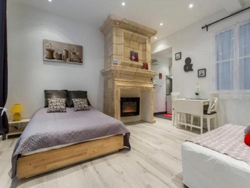 - une chambre avec un lit et une cheminée dans l'établissement Appart Cozy / Quartier St Pierre, à Bordeaux