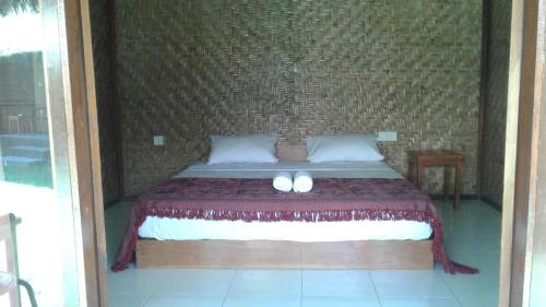 En eller flere senge i et værelse på Airas' Garden Homestay ECO Bungalows