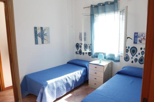 カステッランマーレ・デル・ゴルフォにあるCorallo Bluのベッドルーム1室(ベッド2台、窓付)