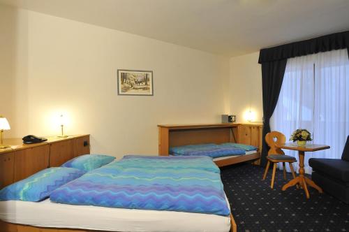 Giường trong phòng chung tại Hotel Tyrolia
