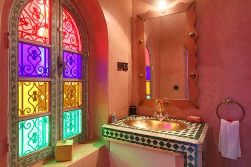 baño con lavabo y vidriera en Riad Dar Colline, en Marrakech