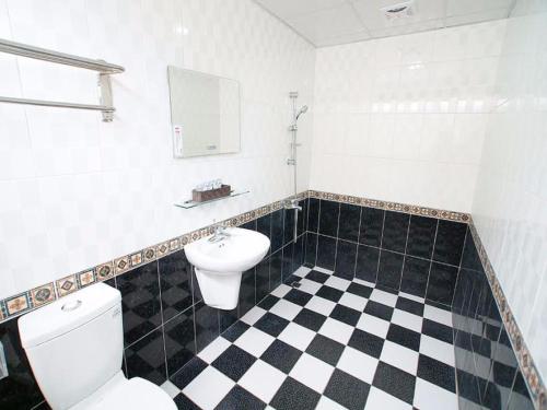 a bathroom with a toilet and a sink at 台東市安慶67套房館歡迎短租長租 in Taitung City