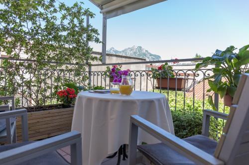 a table with a vase of flowers on a balcony at Affittacamere Polvara Trentuno in Lecco