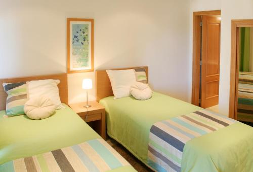 מיטה או מיטות בחדר ב-The View – Santo António Villas, Golf & Spa