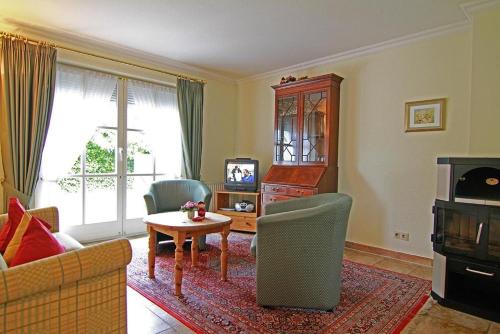 - un salon avec un canapé et une table dans l'établissement Haus-Meisennest-Wohnung-Kiebitz, à Westerland