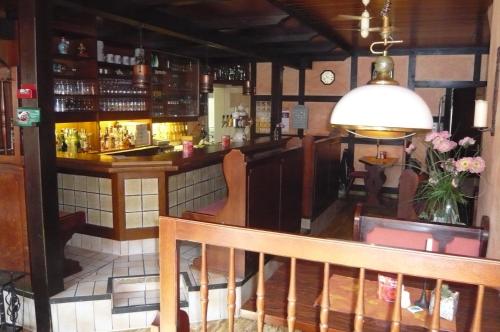 eine Bar in einem Restaurant mit einer Theke in der Unterkunft Landgasthof Schützenhof Artlenburg in Artlenburg