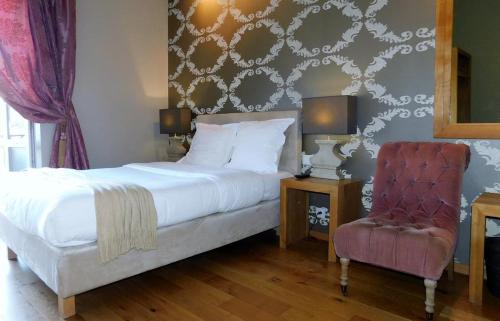 
A bed or beds in a room at Hotel De La Mer
