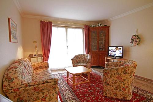 ein Wohnzimmer mit 2 Stühlen und einem TV in der Unterkunft Haus Meisennest, Wohnung Star in Westerland