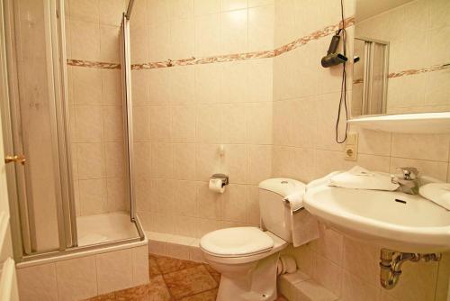 ヴェスターラントにあるHaus-Meisennest-Wohnung-Moeweのバスルーム(トイレ、洗面台、シャワー付)