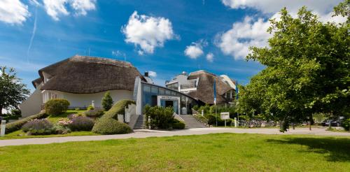 バーベにあるSOLTHUS Hotel&SPAの茅葺き屋根の家