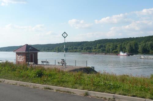 a building on the shore of a river with a boat at Landgasthof Schützenhof Artlenburg in Artlenburg