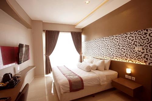 Postel nebo postele na pokoji v ubytování Viva Hotel Kediri, Azana Hotels Collection